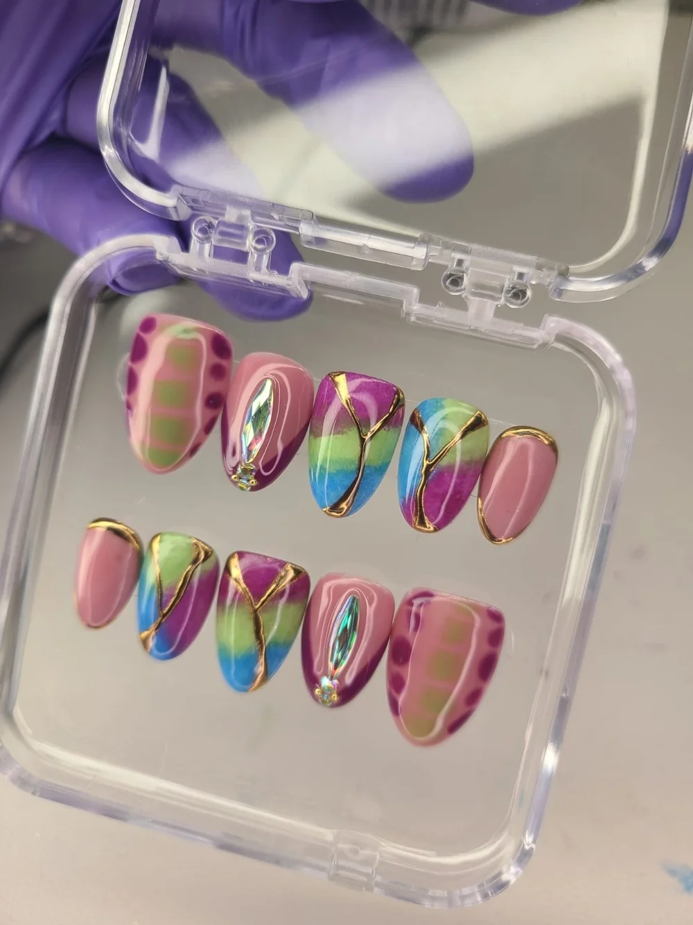 Size(M)-Multicolor Pink Iridescent Press-On Nail Set.